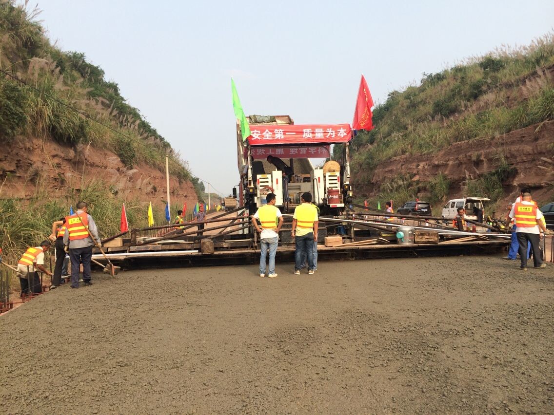 遂西高速公路SX1-LM1項目分部水泥穩(wěn)定碎石底基層試驗段成功鋪筑