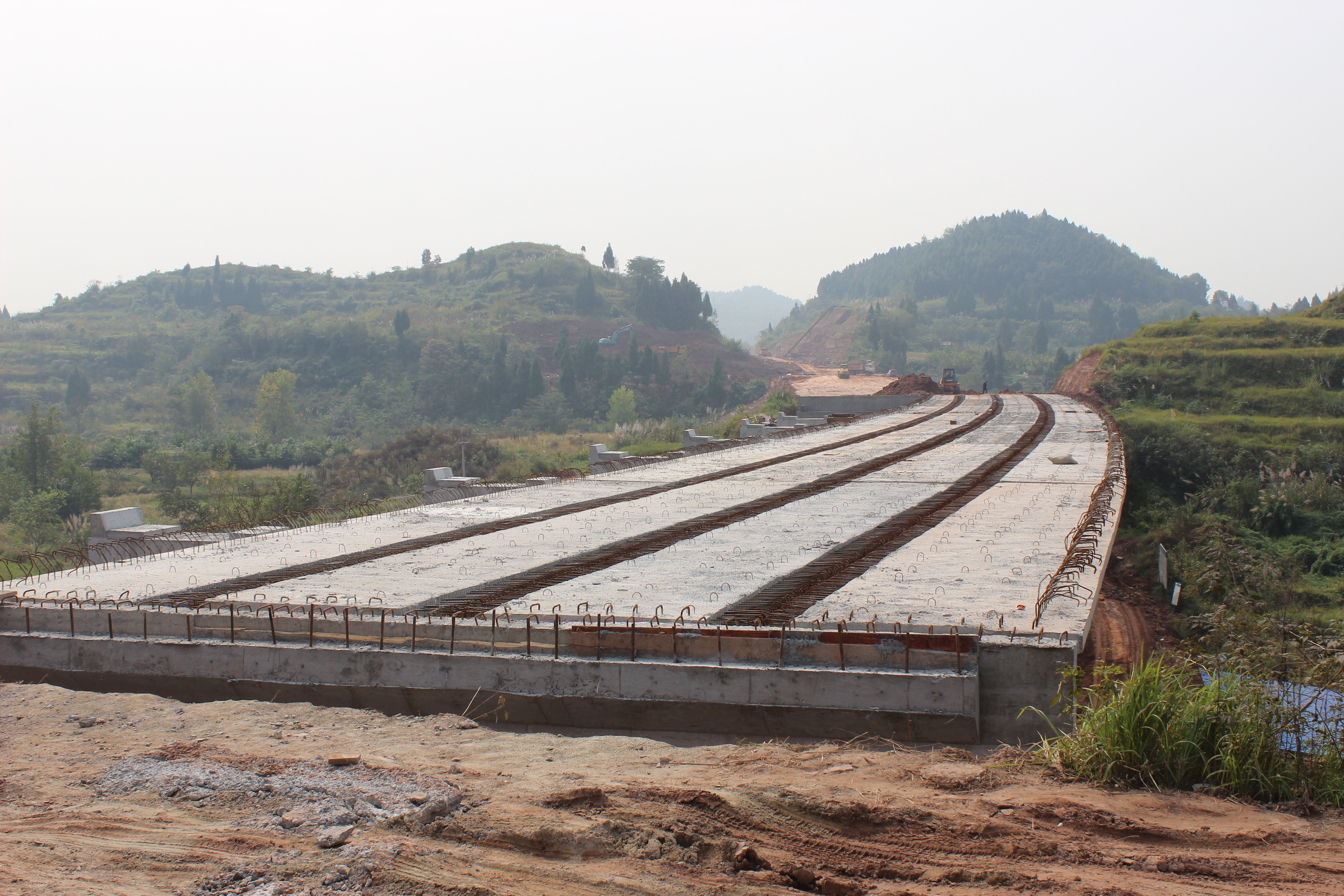 路面工程分公司遂廣遂西高速公路路基參建項目成功實現(xiàn)半幅貫通