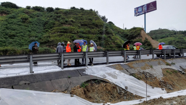 公司成功完成京昆高速公路西攀段K2439+964-K2440+029段左幅中型滑坡?lián)岆U(xiǎn)階段性任務(wù)