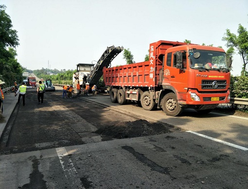 公司養(yǎng)護(hù)分公司承建G76廈蓉高速（隆納）主線路面處治工程開工